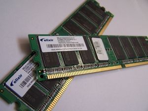 Des puces de mémoire flash sur une carte d’extension (barrette de RAM) (source)