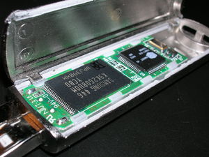 Clé USB, avec mémoire flash à gauche et contrôleur à droite (source)