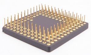 PGA (Pin Grid Array), grille de connexions sous la puce, typique des processeurs (source)