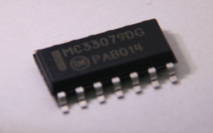 SOIC (Small-Outline IC), comme DIP mais compact (la taille peut être millimétrique), spécialement pour les circuits imprimés (source)