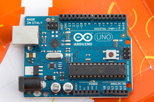Arduino UNO dans son emballage (source)